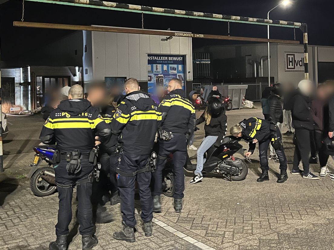 Alle mensen bij de scooterbijeenkomst zijn gecontroleerd door de politie.