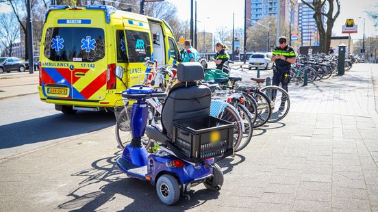 Oudere man op scootmobiel aangereden door auto. Oudere man op scootmobiel aangereden door auto.