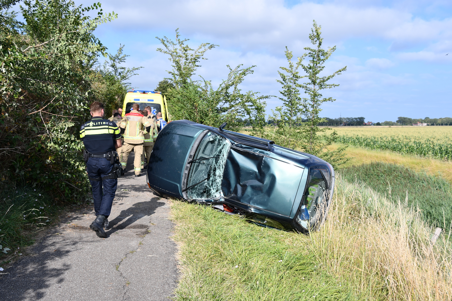 Auto op de zijkant na ongeluk bij Goes: automobilist naar het ziekenhuis