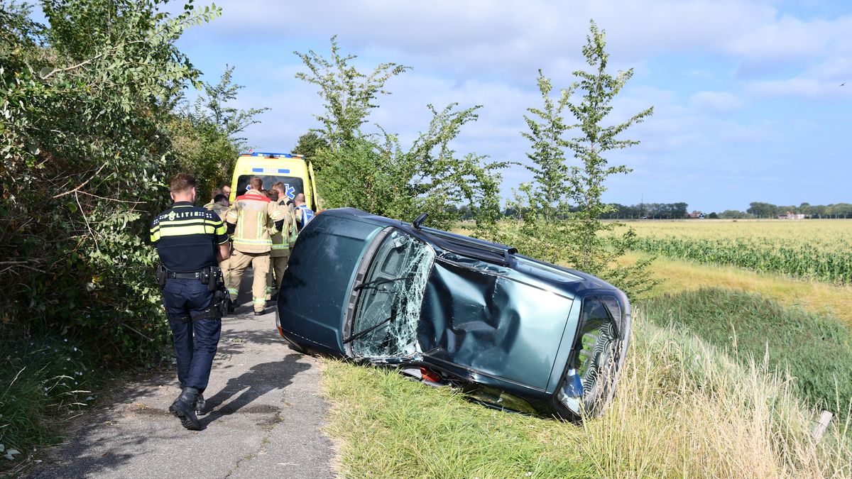 Auto op de zijkant na ongeluk bij Goes: automobilist naar het ziekenhuis