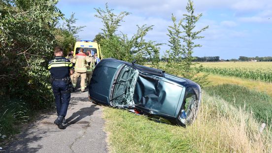 Auto op de zijkant na ongeluk bij Goes: automobilist naar het ziekenhuis Nieuws