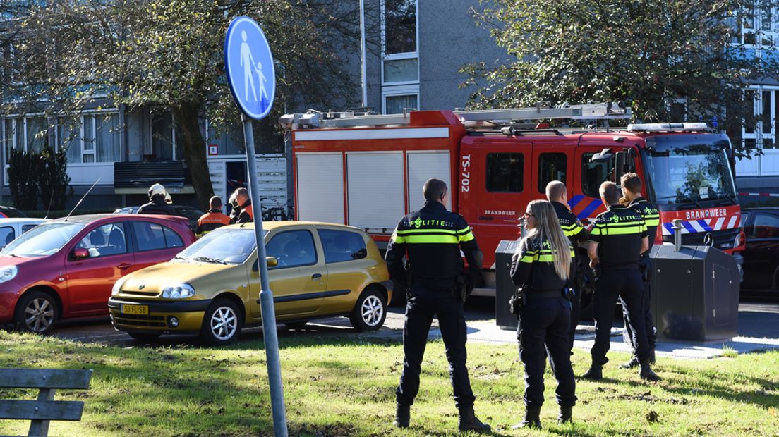 Politie en brandweer rukken uit na melding over een verward persoon.