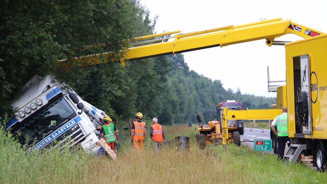 Vrachtwagen raakt van de weg