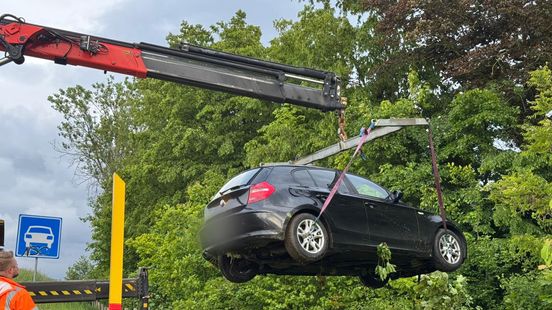 Auto wordt uit bosjes getild na ongeluk in Landgraaf Home