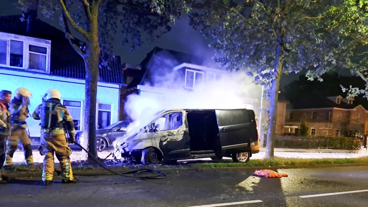 112 Nieuws: Botsing 45 km-auto en auto in Hengelo | Brand verwoest busje in Almelo