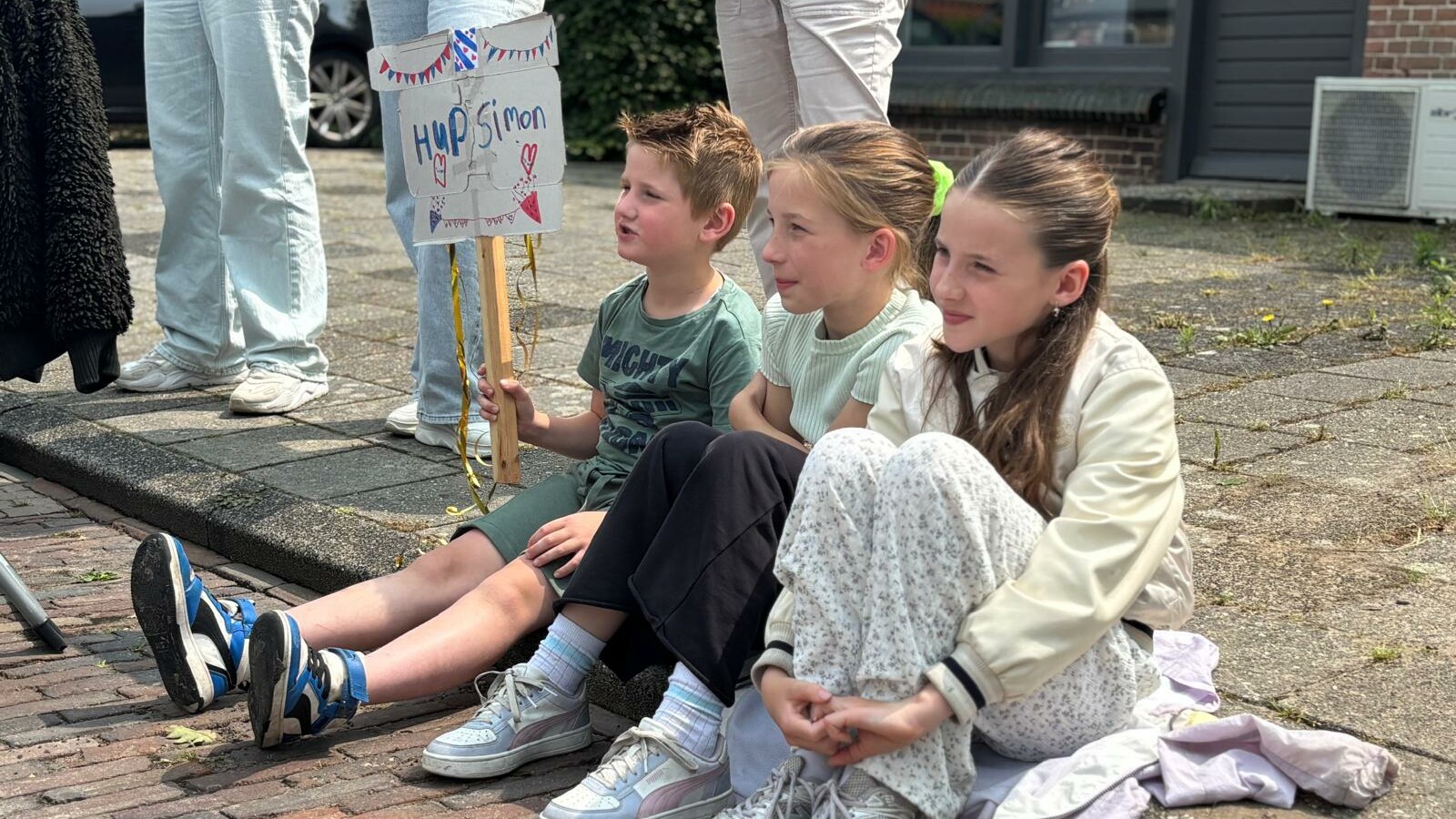 Dizze bern wachtsje op heit Simon