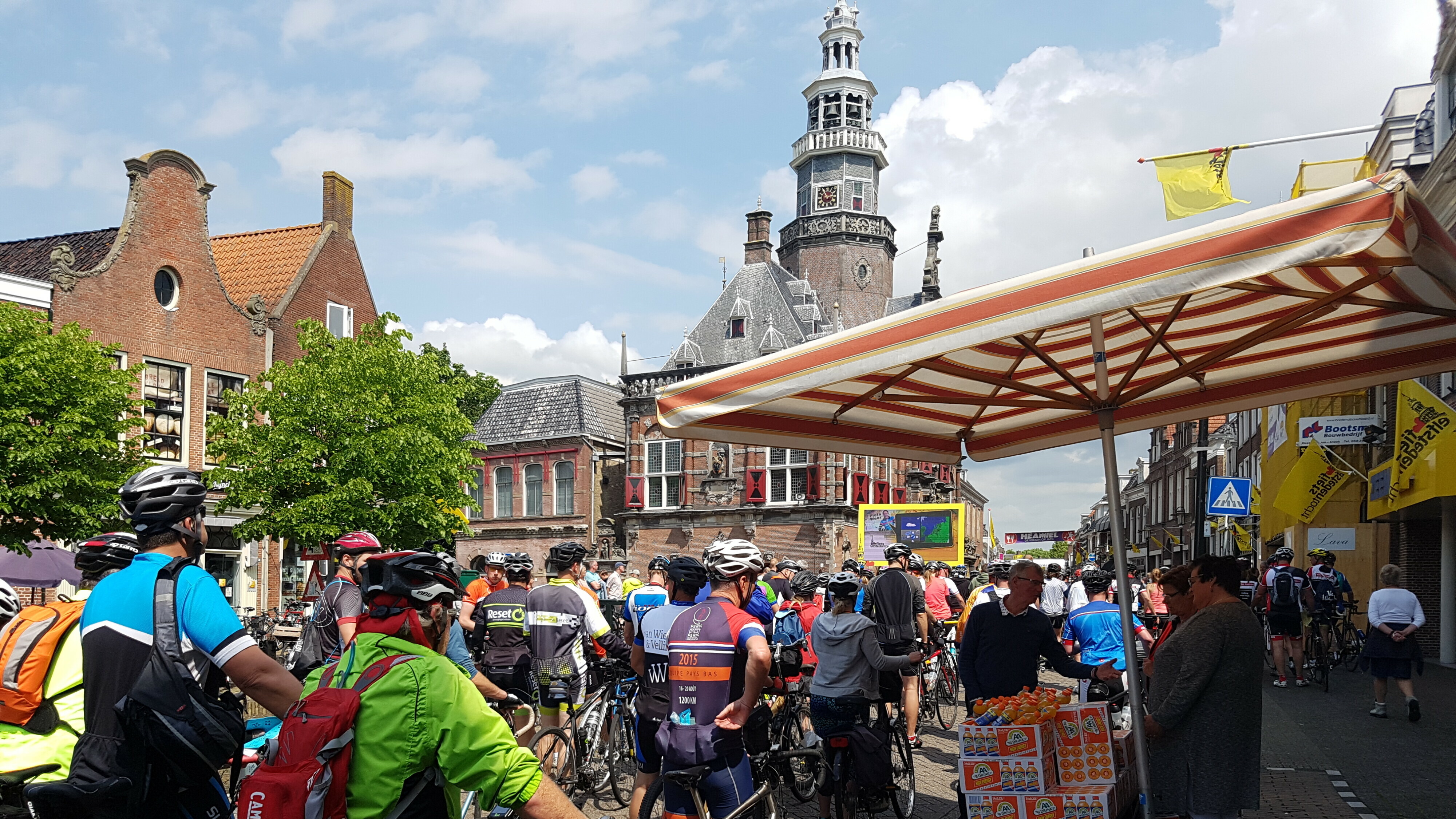 De Fietselfstedentocht in het centrum van Bolsward