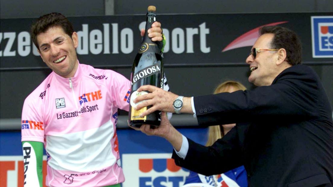 Proloogwinnaar Juan Carlos Dominguez (links) krijgt champagne van Giro-directeur Carmine Castellano