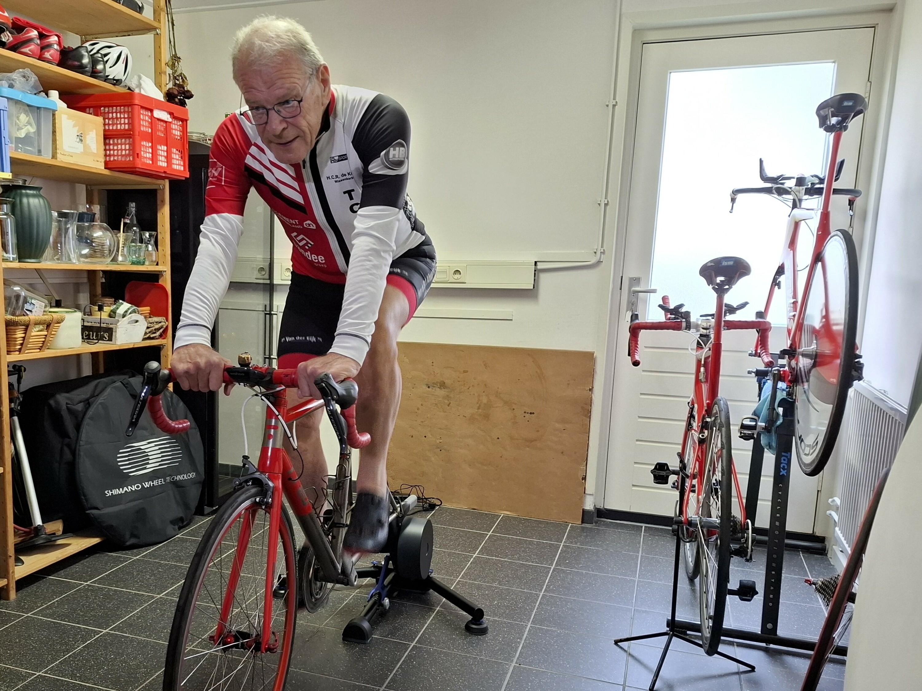 Hans Dekker (81) gaat voor werelduurrecord: 'Dit moet de kers op de taart van mijn leven worden'