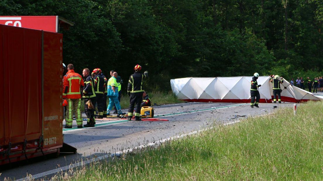 Er was een botsing tussen een vrachtwagen en een auto (Rechten: Van Oost Media)