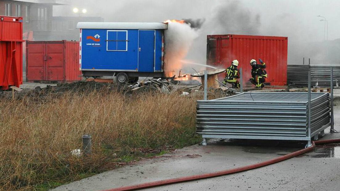 Bouwkeet en dixie vliegen in brand in Voorhout