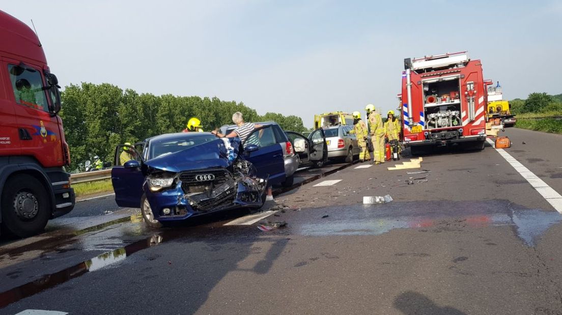 Op de A326 bij Wijchen is maandagochtend een vrachtwagen ingereden op een file. Vanwege het ongeval was de snelweg van Nijmegen richting Ravenstein tot het middaguur afgesloten.