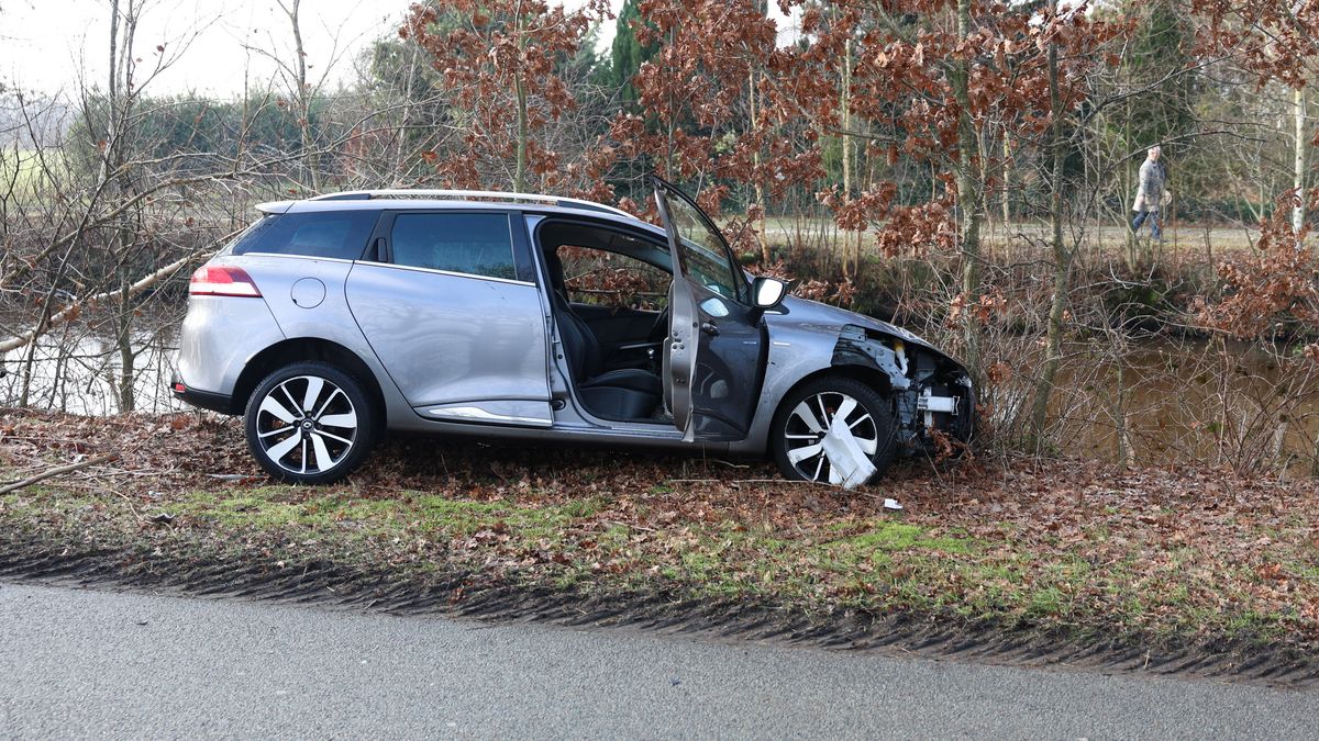 Auto komt net op tijd tot stilstand naast vaart bij Harkema
