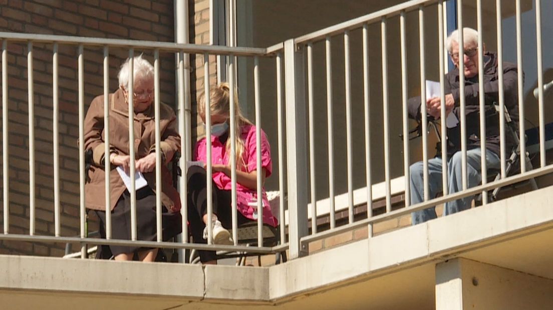 Ook bij dit Scheveningse verzorgingshuis deden ze balkonbingo tijdens corona | Foto ter illustratie: Omroep West