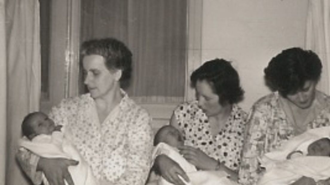 Drie kraamvrouwen die in 1962 hun kind ter wereld brachten. (Rechten: Gé Annen)