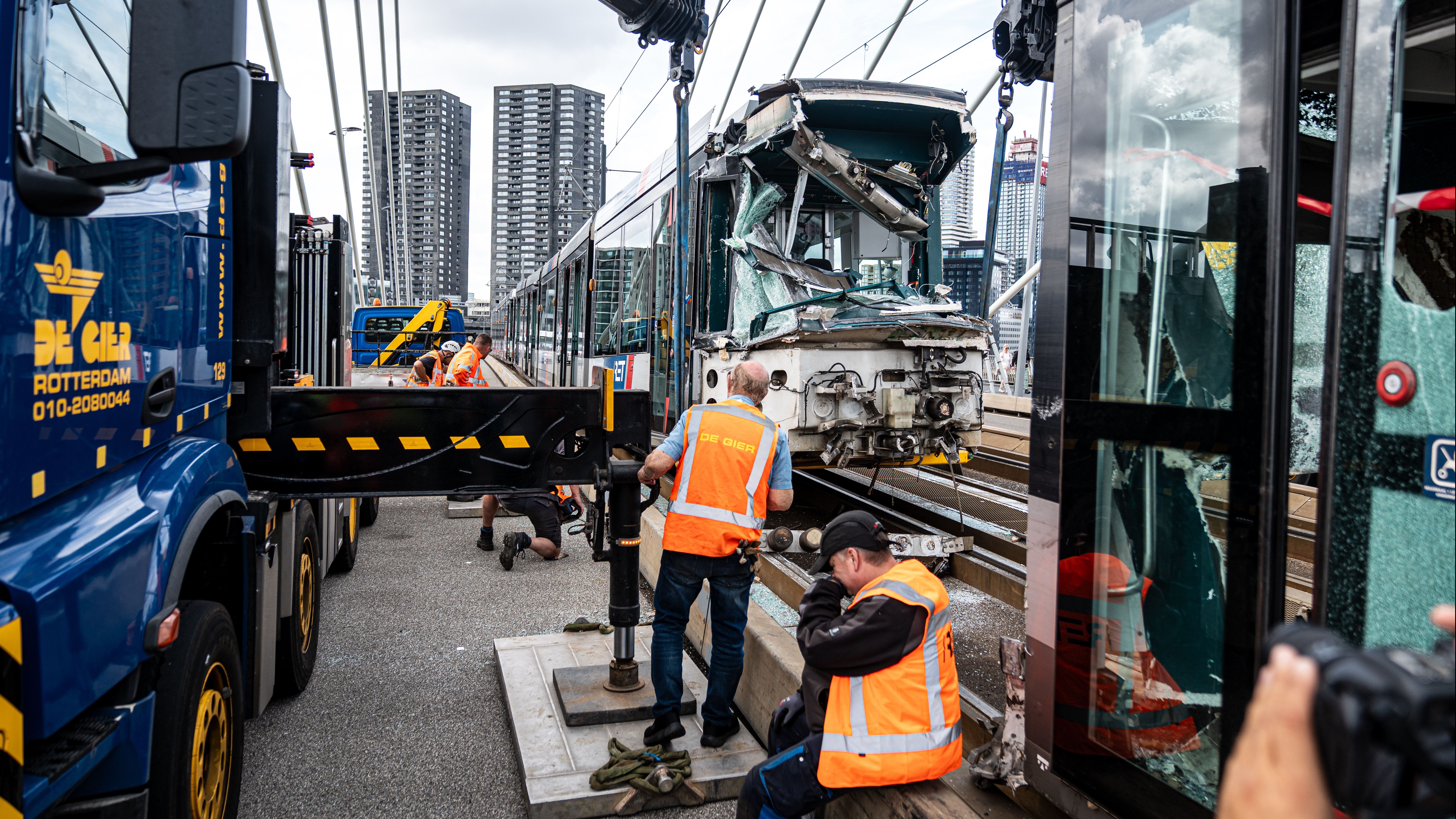 Beschadigde trams worden van spoor Erasmusbrug gehaald