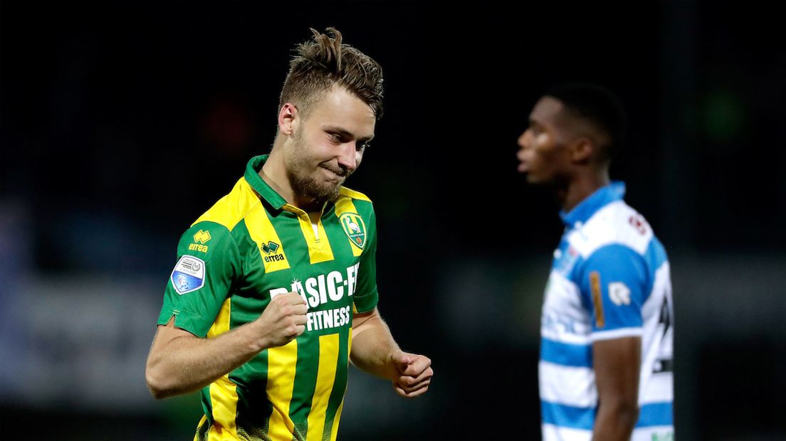 ADO-speler Tom Trybull viert zijn eerste treffer van het seizoen 