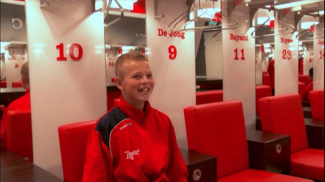 Rick van Drongelen als 12-jarige JVOZ speler in het stadio van FC Twente