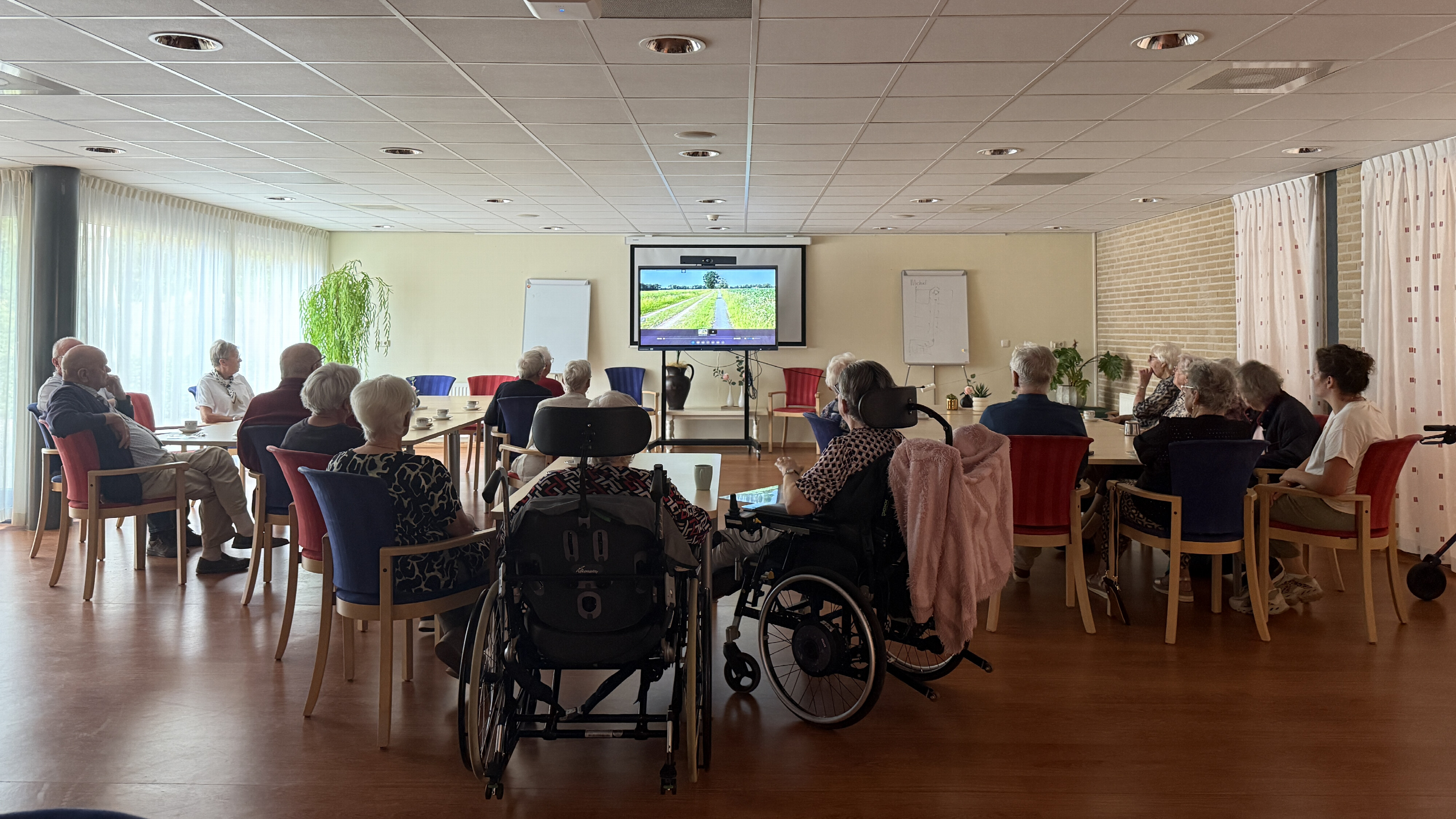 De mensen in het verzorgingstehuis kijken naar het Diever Journaal