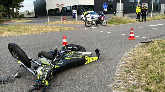 Brommerrijdster gewond na aanrijding in Hardenberg. Brommerrijdster gewond na aanrijding in Hardenberg.