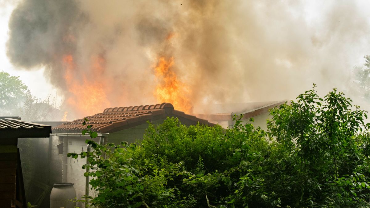 Uitslaande brand bij chalet op camping De Moesberg in Nijensleek