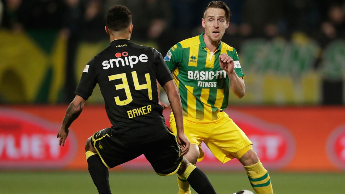 Donny Gorter oog-in-oog met Vitesse-speler Lewis Baker