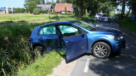 112 Nieuws: Auto belandt in de sloot na aanrijding in Losser. 112 Nieuws: Auto belandt in de sloot na aanrijding in Losser.
