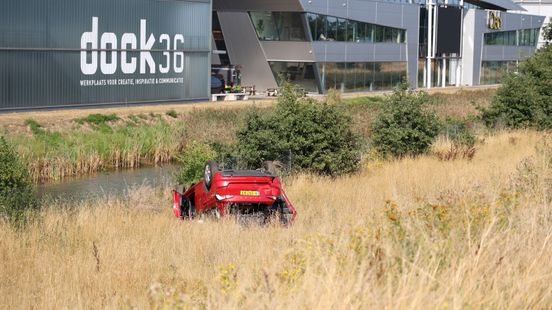 Auto op de kop door botsing op de A1 Home