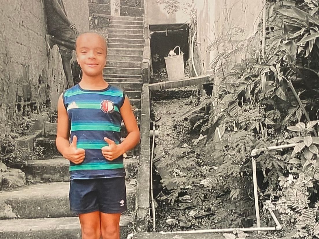 Een van de straatkinderen met Feyenoordshirt