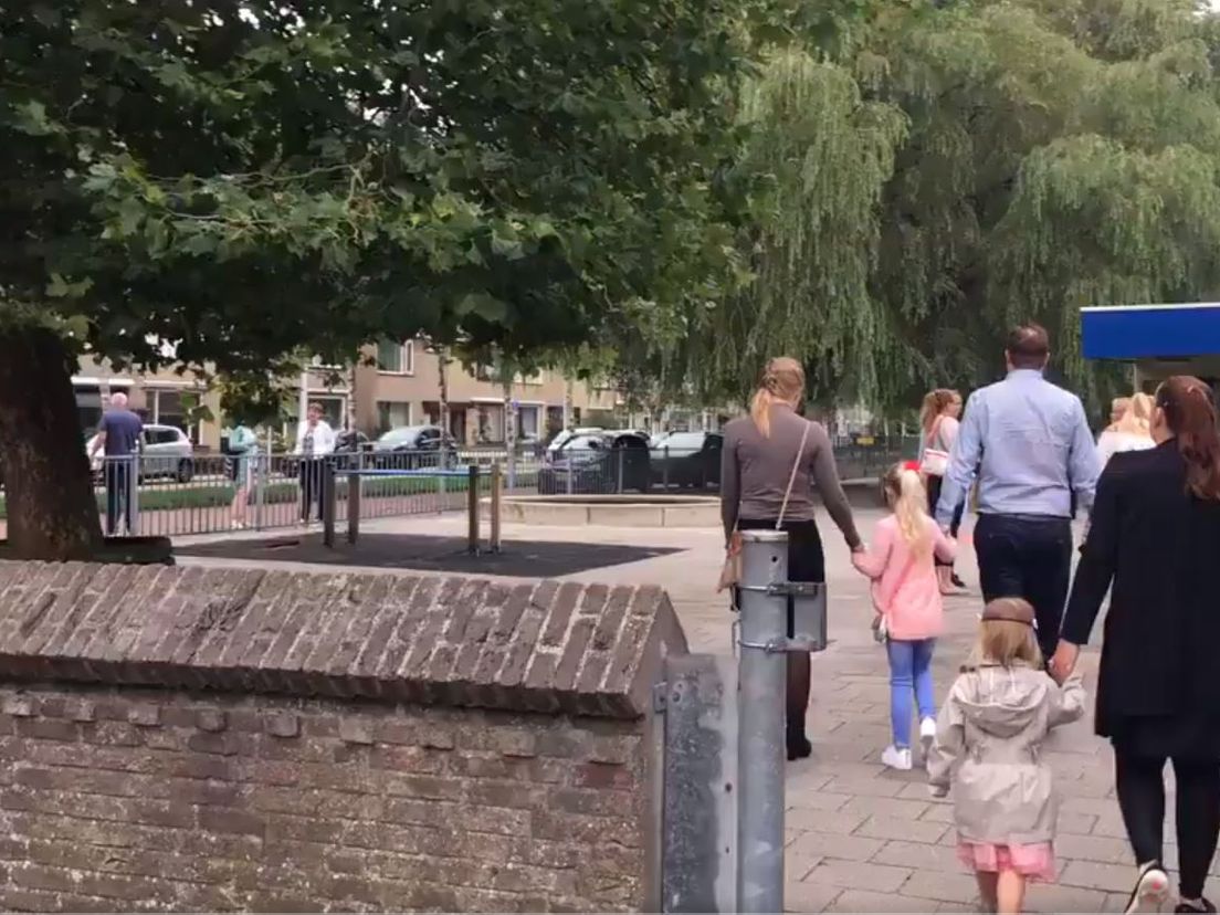 Leerlingen van 'schimmelschool' met bussen naar nieuwe locatie Oostvoorne