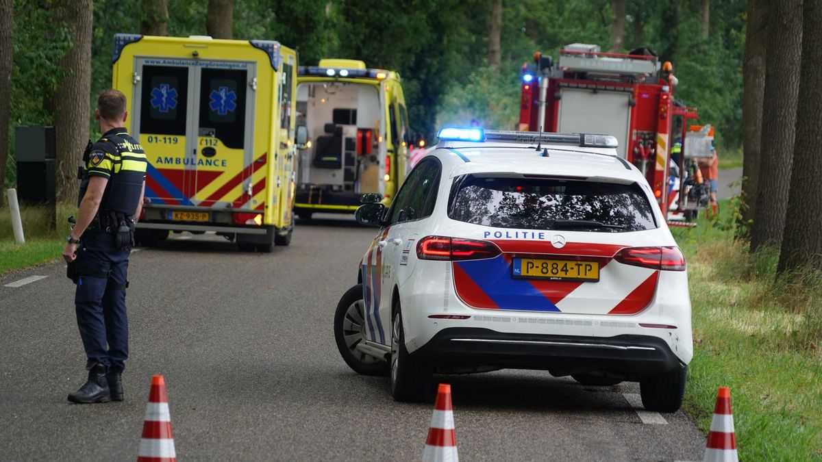 Auto rijdt tegen boom bij Valthe, bestuurder zwaargewond