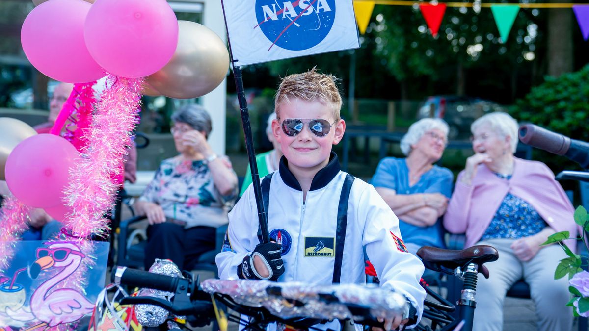 In Beeld: Kleurrijke opening Drentse Fiets4Daagse