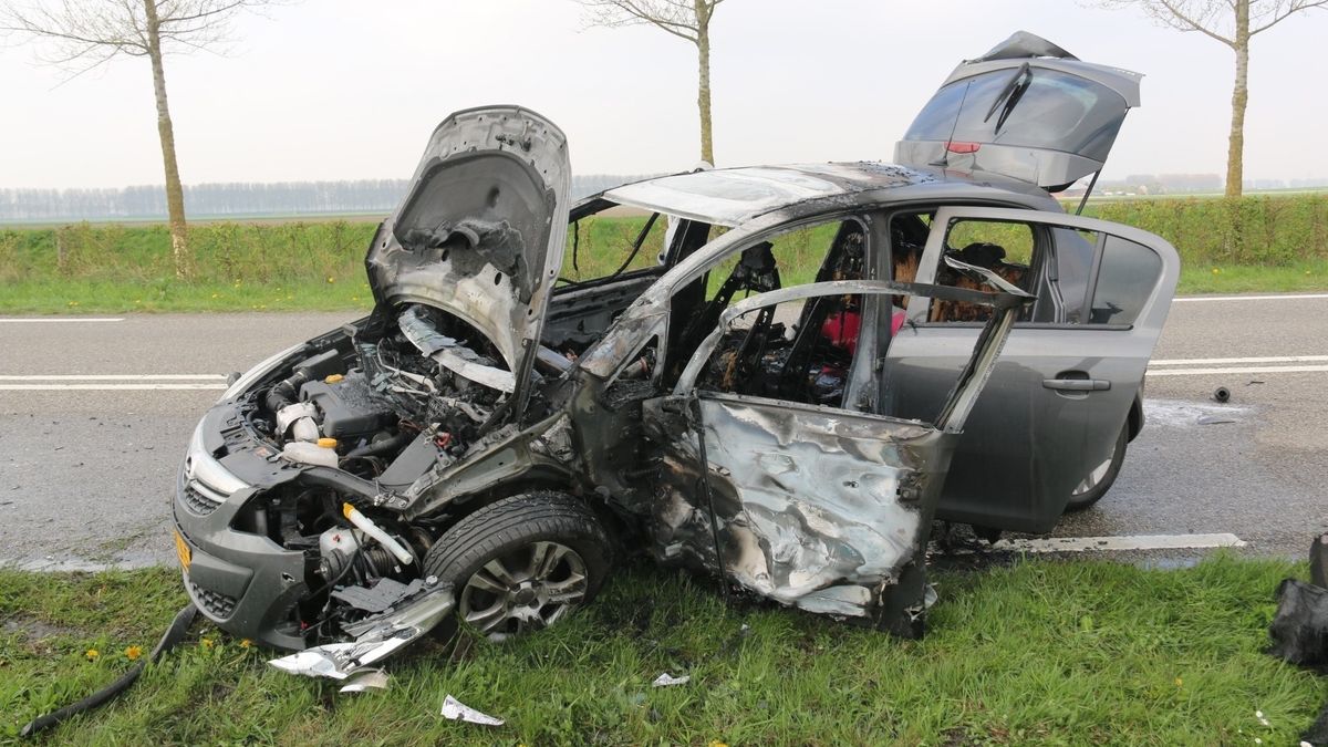 Auto brandt uit na botsing in Terhole