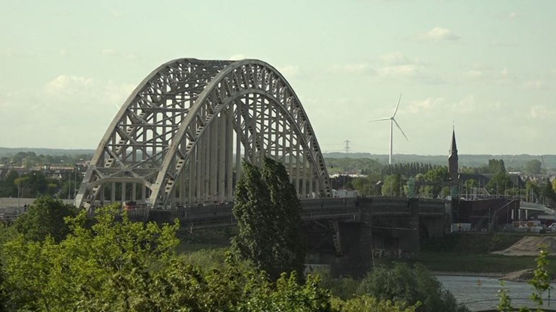 De Waalbrug is in beide richtingen dicht.