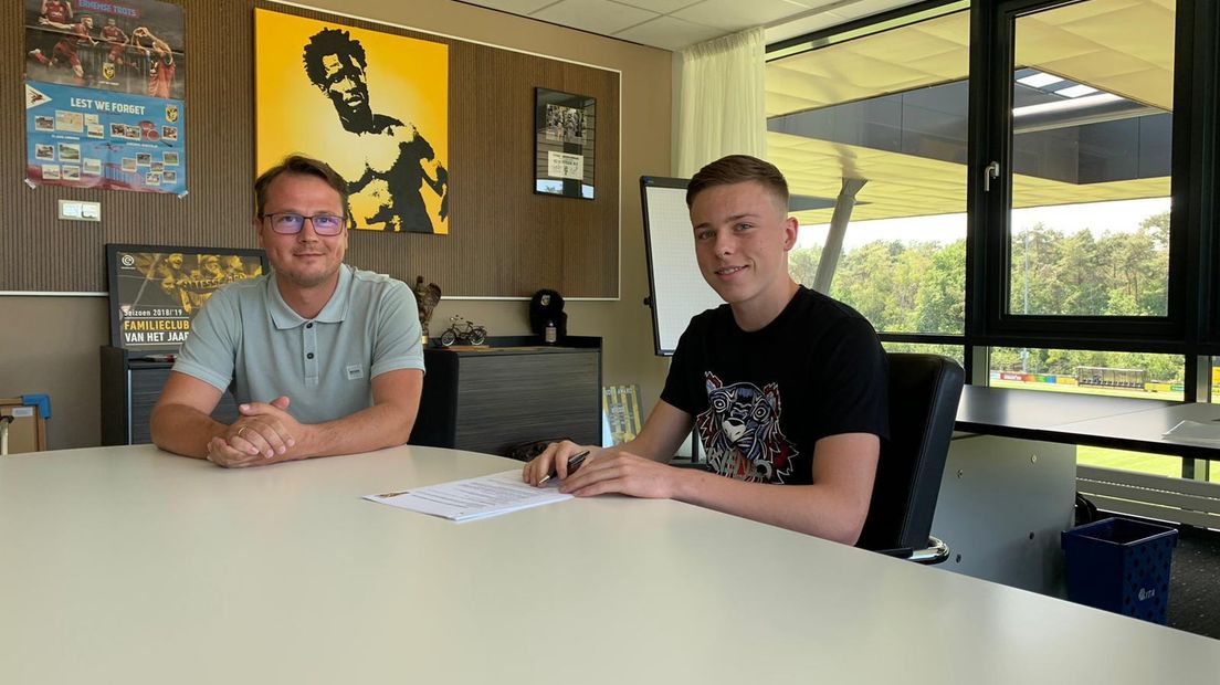 Enzo Cornelisse tekent zijn contract bij Vitesse.