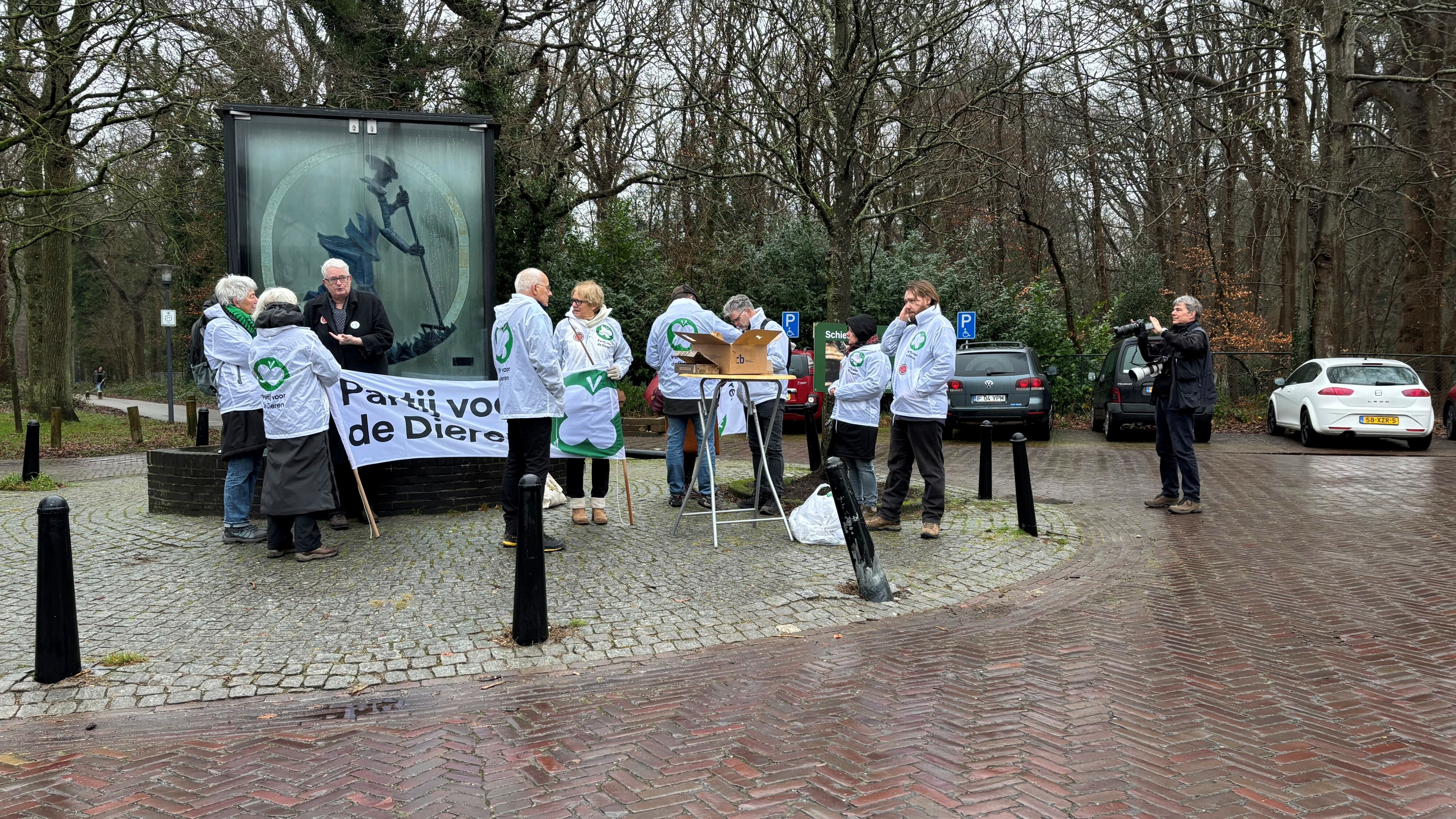 De Partij voor de Dieren yn aksje tsjin it ôfsjitten fan deimen by Oranjewâld
