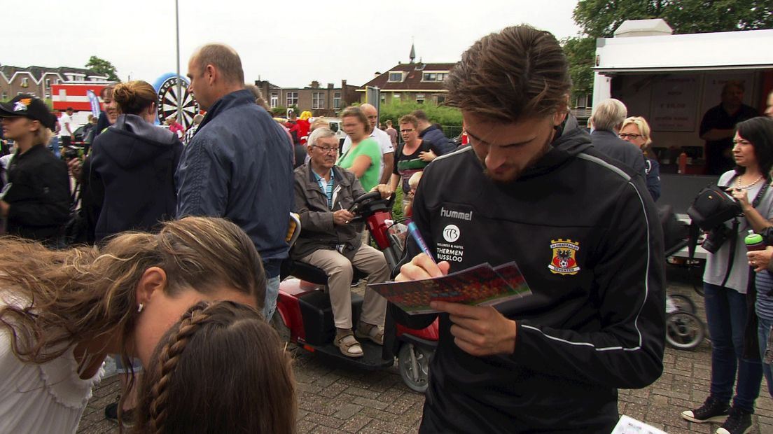 De jonge supporters staan in de rij.