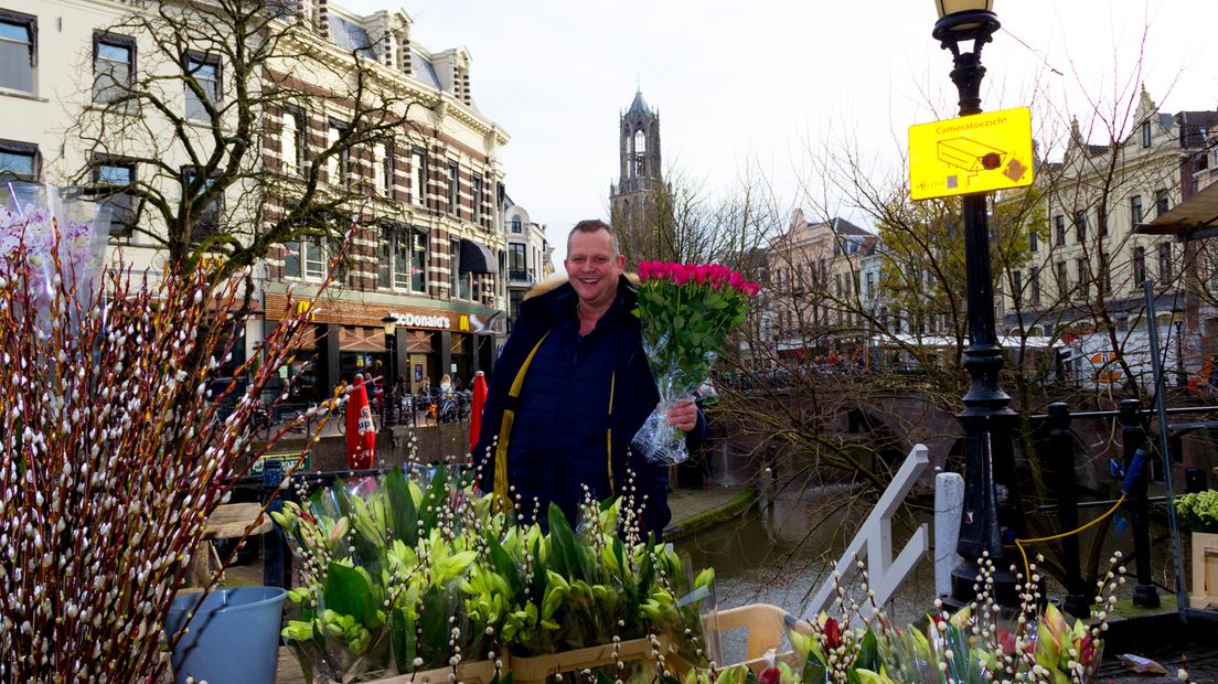 Bloemenkoopman Rini Lensen op zijn vaste stek aan de Oudegracht in Utrecht.