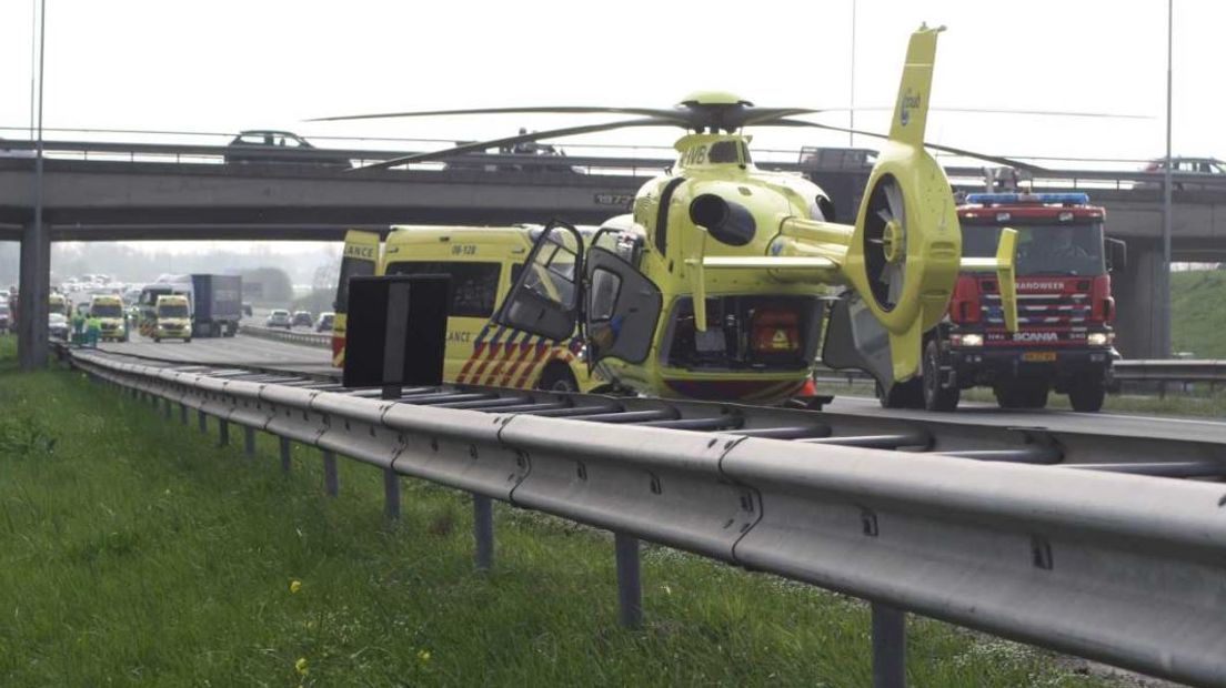 Bij een ernstig ongeluk op de A15 bij Echteld is zaterdagmiddag een dode gevallen. Ook is er een zwaargewonde. Vanwege politie-onderzoek was de snelweg tot 20.00 uur dicht.