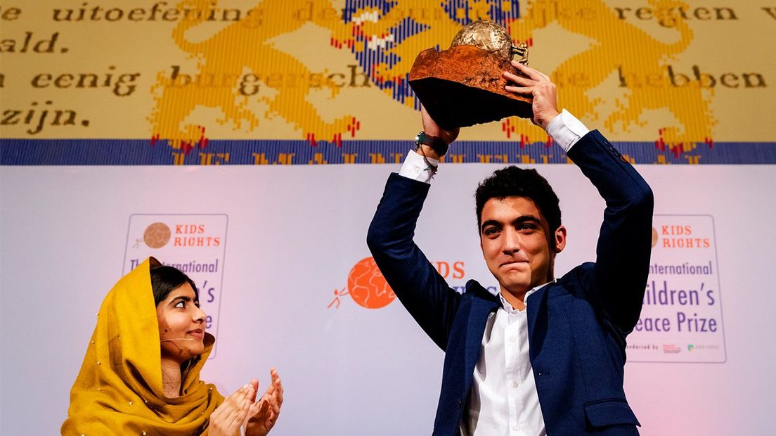Mohamad Al Jounde met zijn prijs en Malala Yousafzai