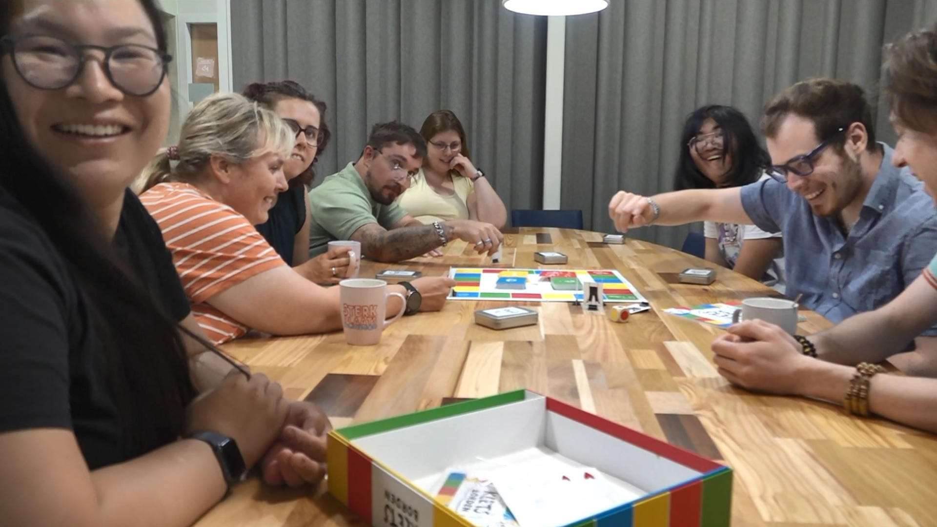 Groep studenten aan een lange tafel