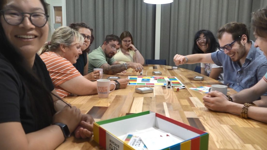 Groep studenten aan een lange tafel