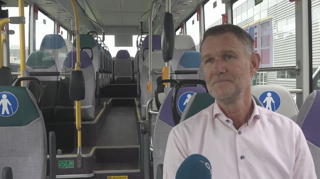 Concessiemanager Rene Nekkers in een nieuwe bus