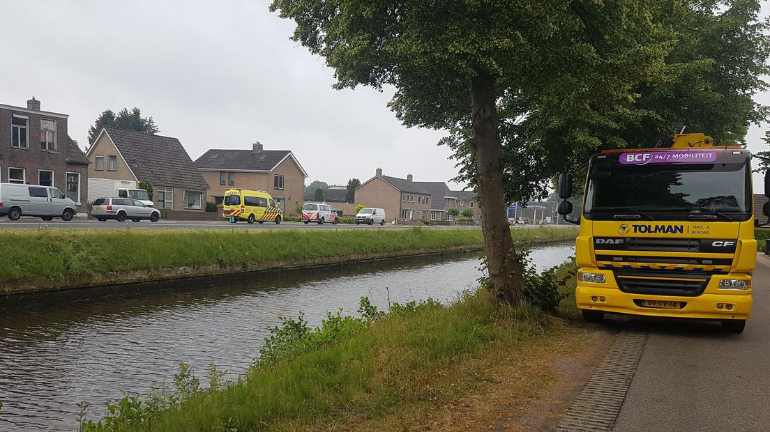 In de Drentsche Hoofdvaart is een auto in het water beland (Rechten: Persbureau Meter)