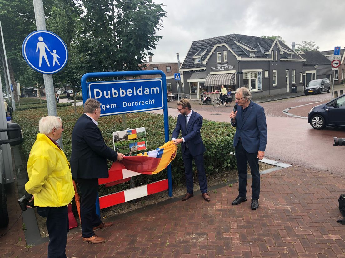 Na een plaatsnaambord (2014) kreeg Dubbeldam dinsdag na 50 jaar ook een gedenkbord