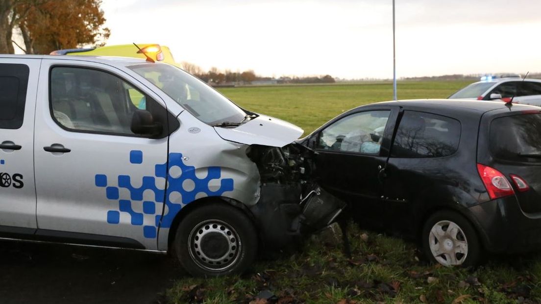 Een taxibusje en een personenauto botsten in Exloërveen op elkaar (Rechten: Van Oost Media)