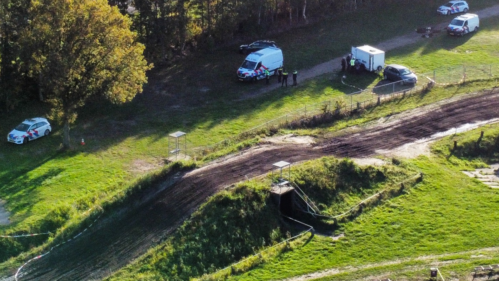 De schans op de crossbaan in Marum waar het ongeluk plaatsvond