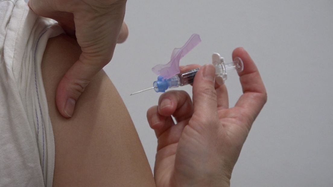 Een vaccin wordt toegediend