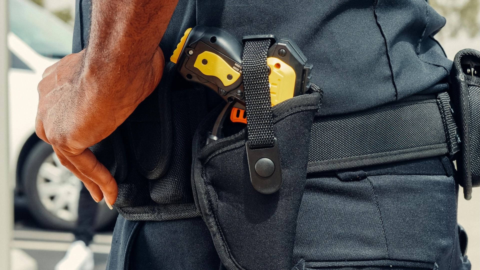 Man valt agenten aan, politie gebruikt stroomstootwapen