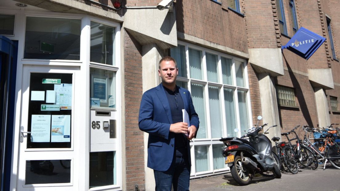 Hart voor Den Haag-raadslid Ralf Sluijs doet aangifte bij de politie in Den Haag